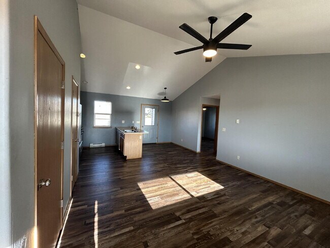 Photo - 2 Bed / 1 Bath Upstairs Condo with Garage. Convenient location Unidad 4