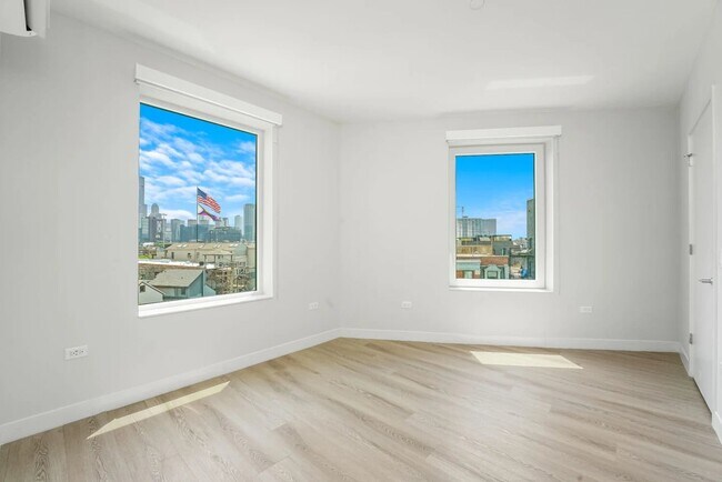 Photo - 680 N May St