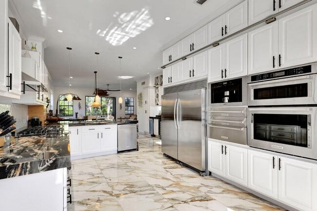 Building Photo - 301 del Sol Cir