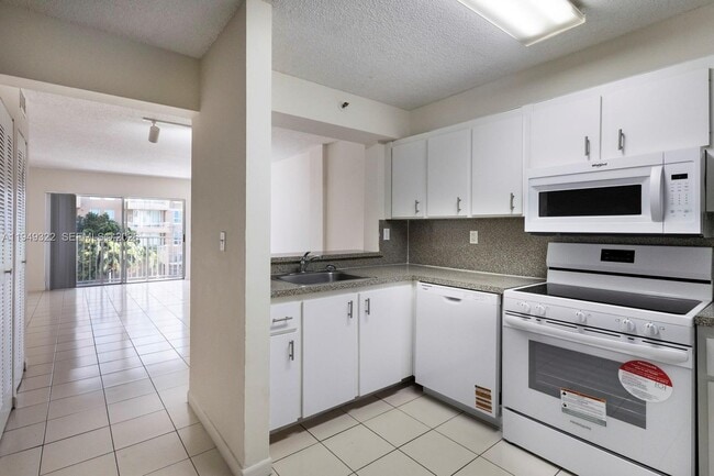 Building Photo - 2660 SW 37th Ave Unit 308