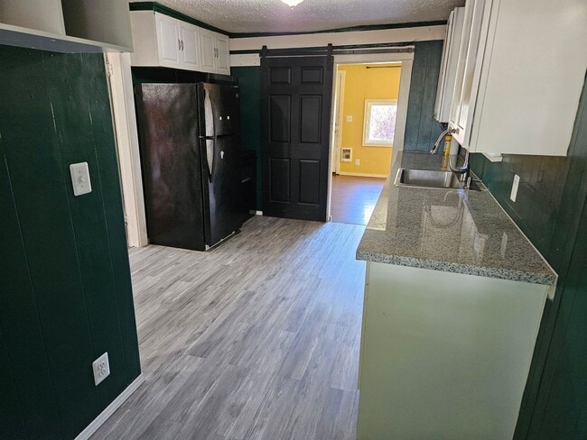 Photo - Cute 2-bed house,  Pet Friendly, Central location!