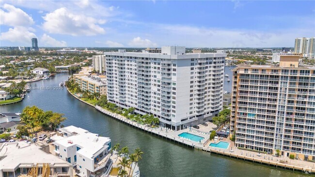 Building Photo - 137 Golden Isles Dr Unit 910 Rental