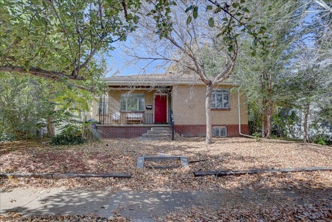 Building Photo - Spacious Sunnyside Bungalow, Finished Base...