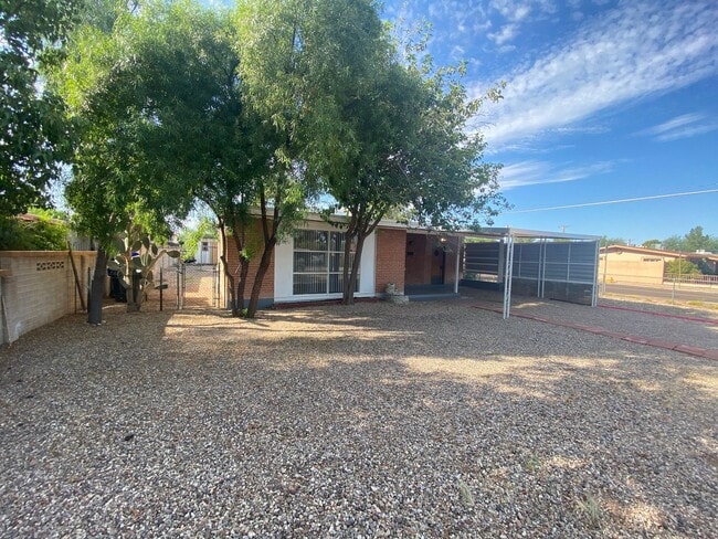 Building Photo - Light-Filled Tucson 2 Bedroom Rental – Mov...