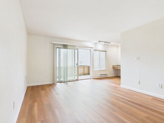 Photo - Beautifully appointed 2 bedroom condo for rent at Kimberly Place