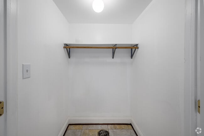 1BR, 1BA - 891SF - Closet