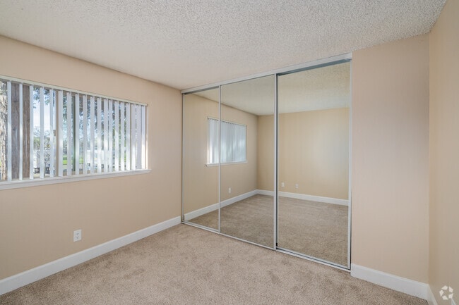 1 habitación, 1 baño - 560 pies cuadrados con gabinetes marrones - Dormitorio - Hazel Wood Apartments