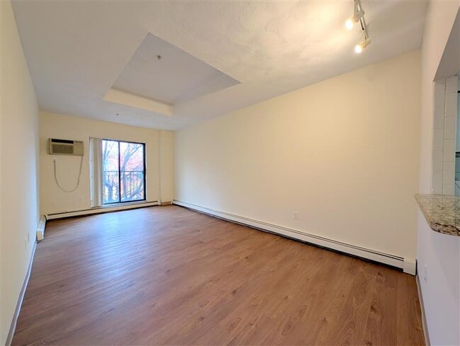 Building Photo - 373 Highland Ave Unit 206