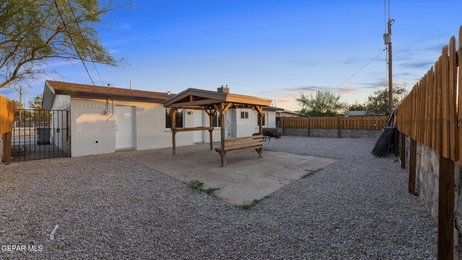 Photo - 513 Gilmore Way