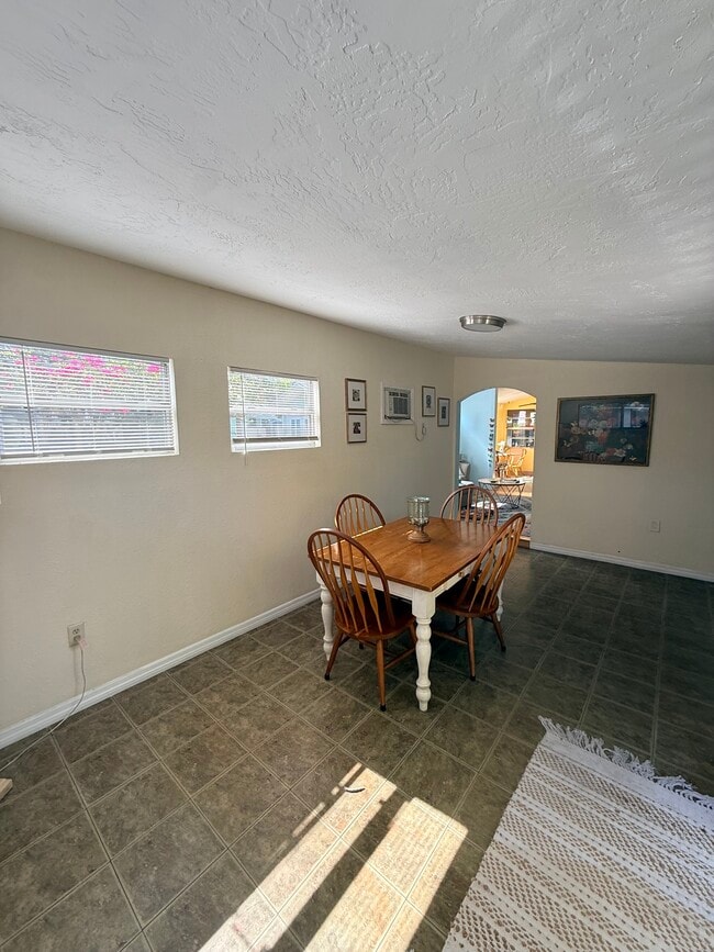 Photo - 727 Bay St