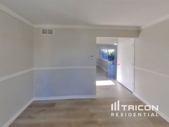 Photo - 4862 Somers Ave