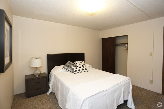 2BR, 1BA - Bedroom