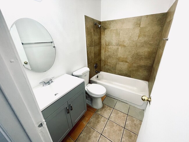 Photo - 3351 Brussels St Unidad 02