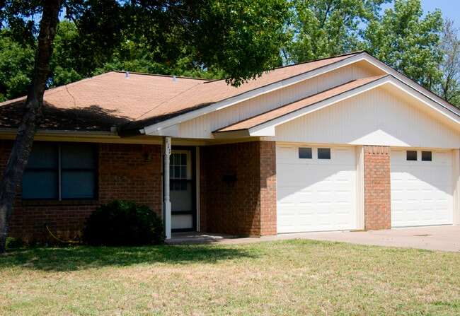 Photo - 111 Briarwood Ln