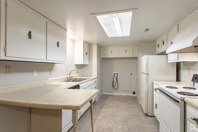 2 Bed/ 2 Bath - Garden Style - Pinetree Apartments in Kettering