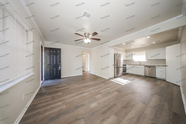 Photo - 701 N Dallas Ave