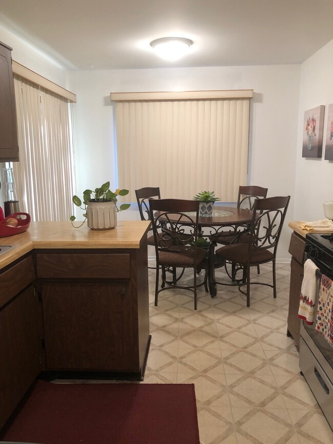 Eat in area in the kitchen - 214 Scarsdale Ct Unit D1