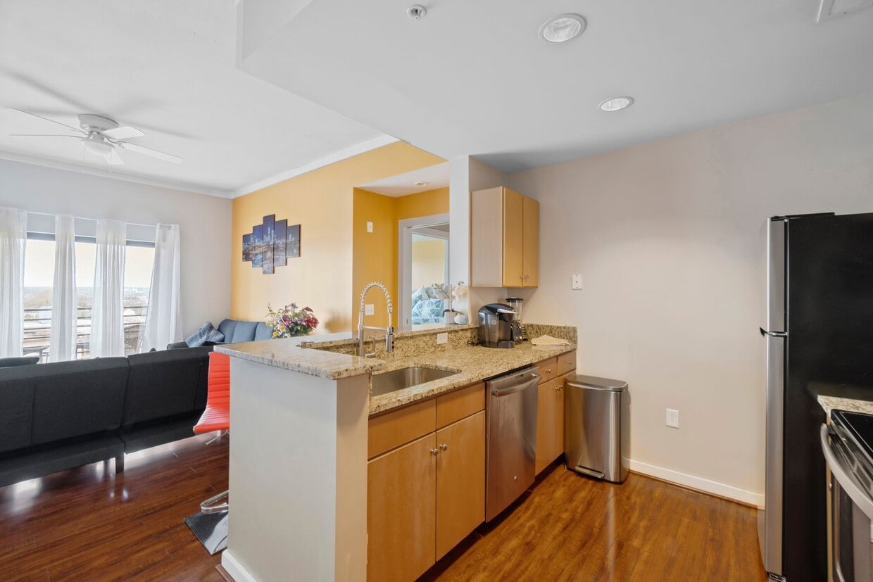 One Bedroom Furnished Condo in Uptown Char... - One Bedroom Furnished Condo in Uptown Char...