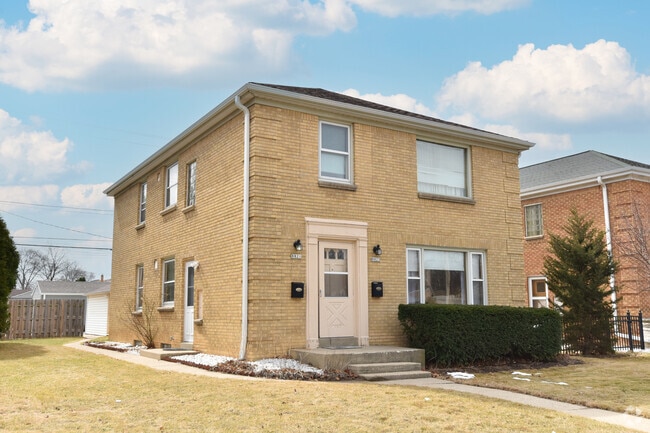 Building Photo - 8823 W Burleigh St Rental