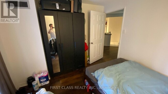 Photo - 736 Bay St.