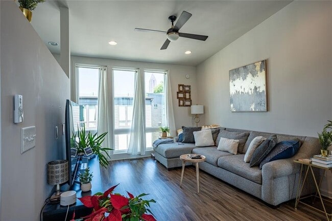 Photo - 452 Latta St NE