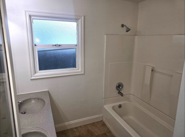 Photo - 619 W 15th St