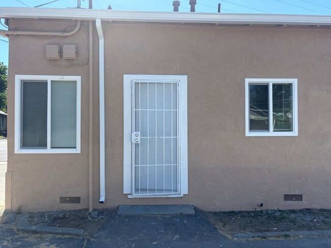 Building Photo - 316 6th St Unit #17