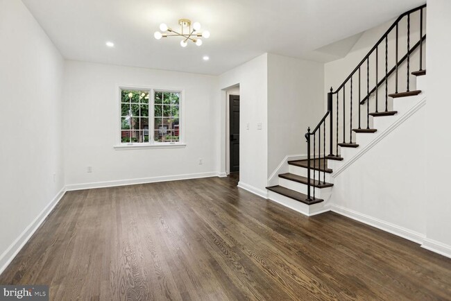 Photo - 323 34th St NE