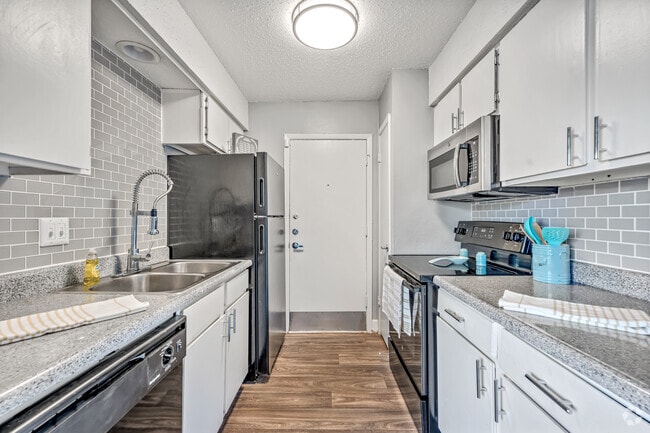 2BR, 2BA - 1,000SF - Kitchen