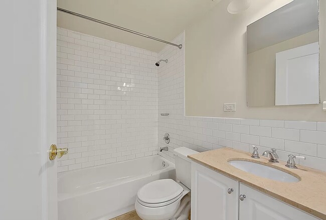 Building Photo - LOVELY 2 BEDROOM/2BATH Unit 10D