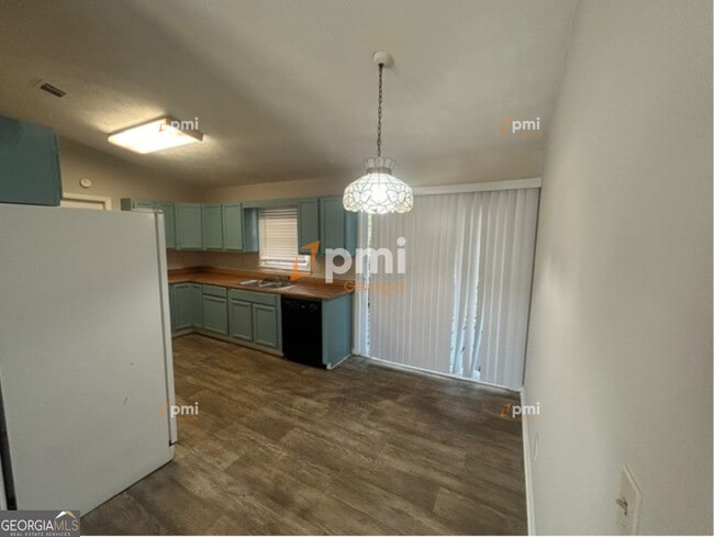 Photo - 667 Rae Dr SW