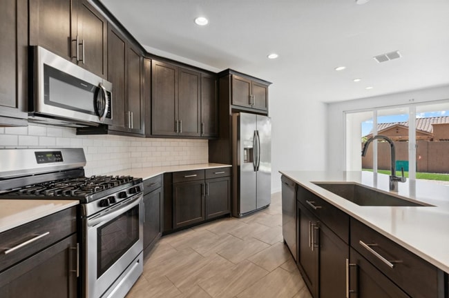 Photo - 565 E White Wing Dr