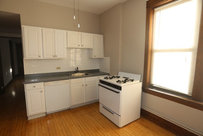 Photo - 1915 W Schiller St Unit J04P