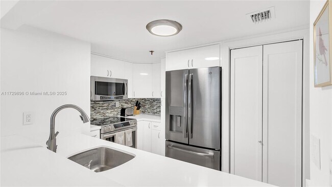 Photo - 540 Brickell Key Dr