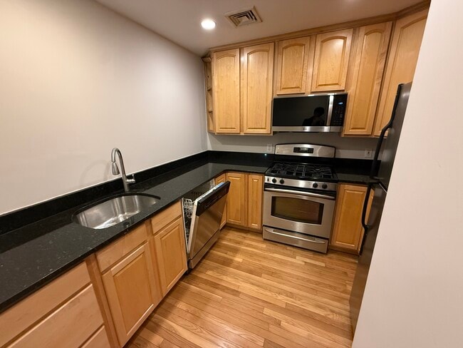 Building Photo - 135 Calumet St Unit 2