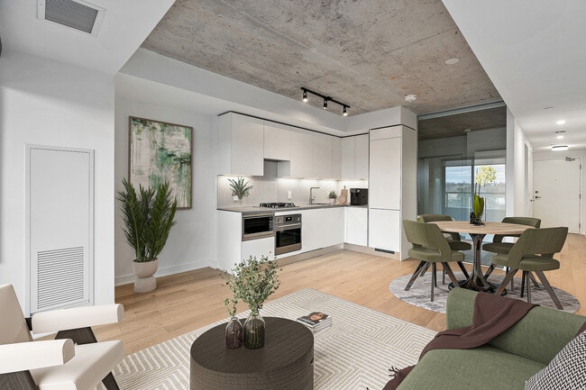 Building Photo - 2720 Dundas St W Unit 513