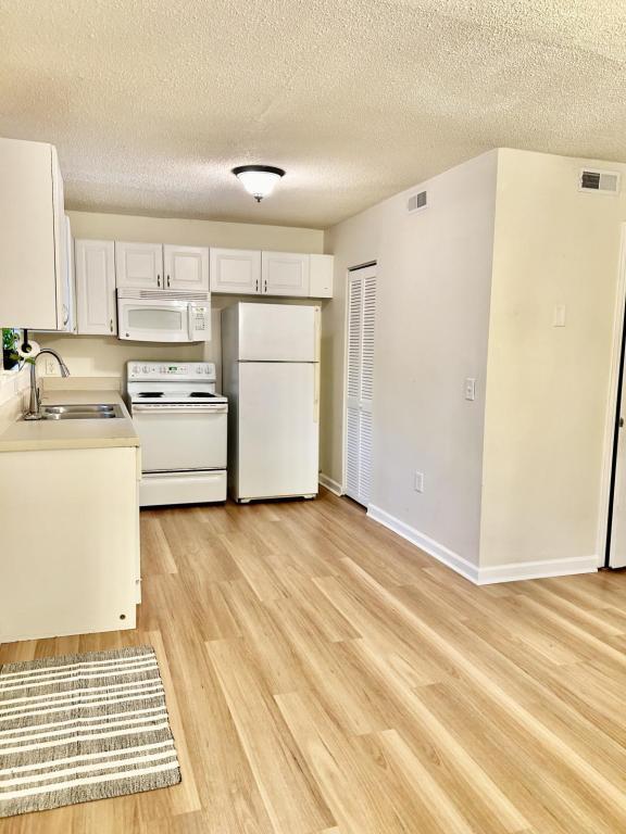 Photo - 415 Parkdale Dr