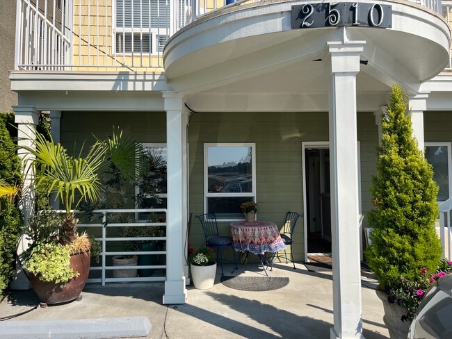 2510 Fairview Ave E Unit 100