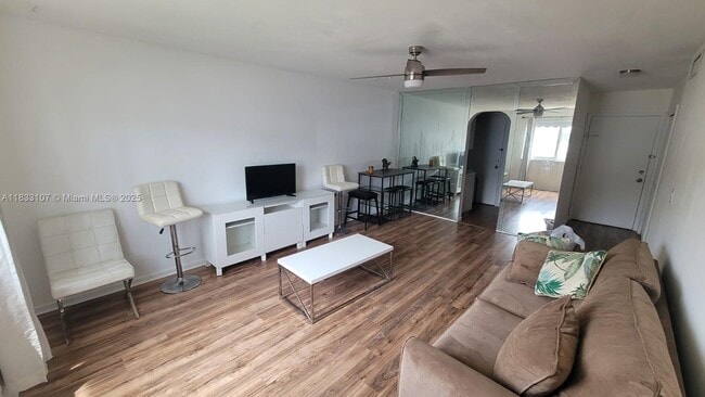Building Photo - 1821 NE 62nd St Unit 405 Rental