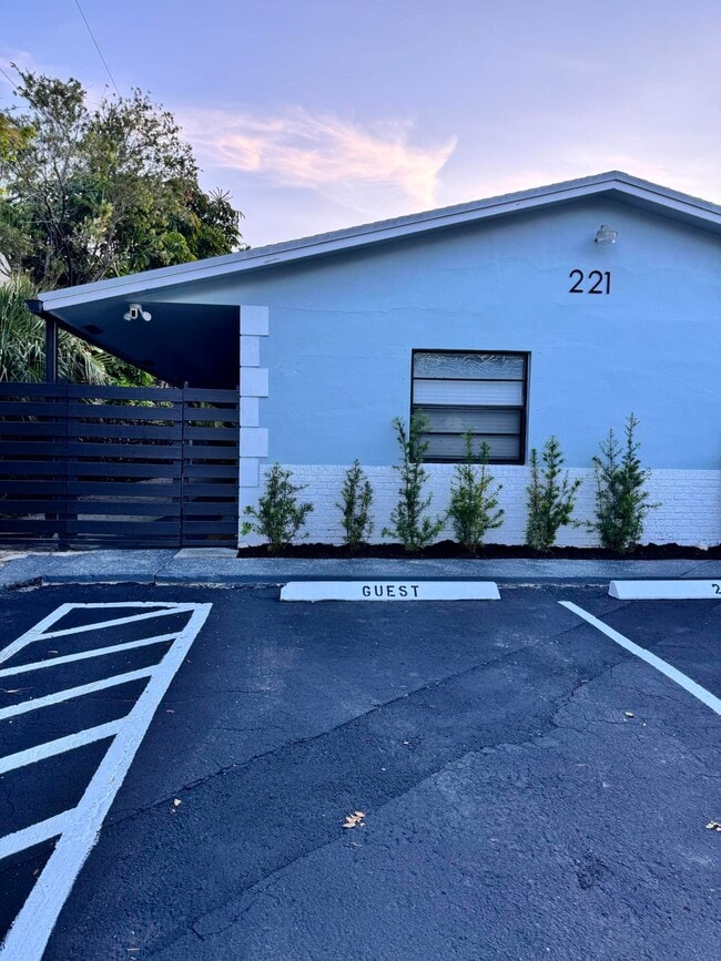 Building Photo - 221 SE 11th Ave Unit 1