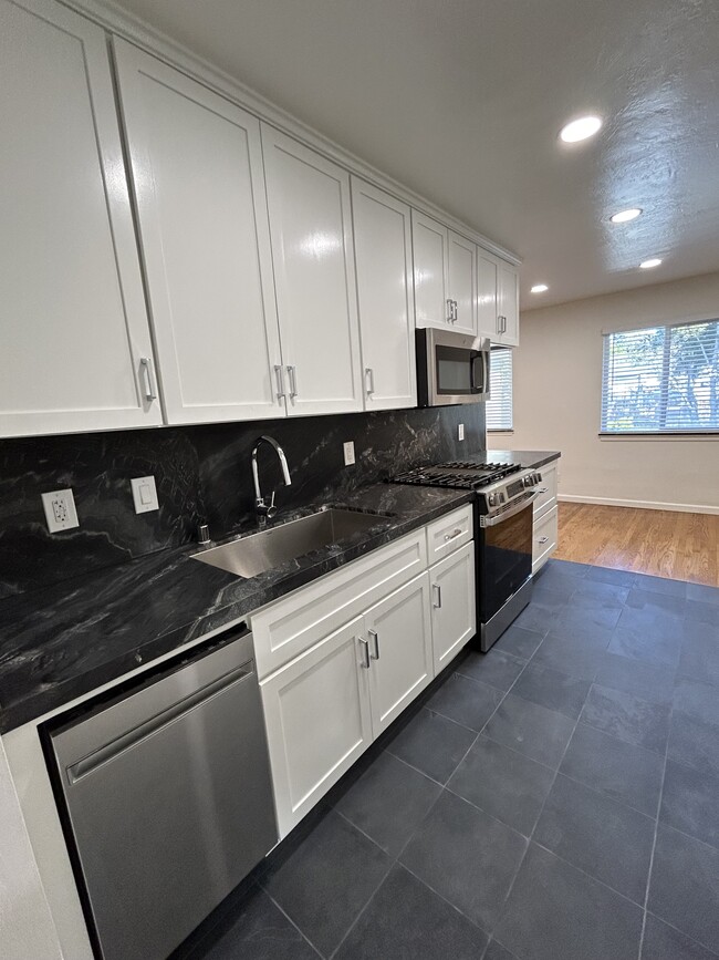 Kitchen long view - 2235 Bonar St