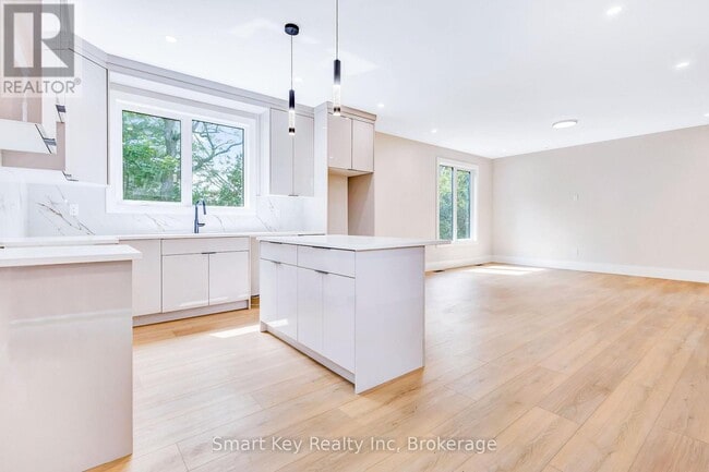 Photo - 125 Brae Cres Unit B