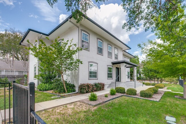 Photo - BEAUTIFUL FIRST FLOOR, 2-BEDROOM APARTMENT IN OLMOS PARK Unit 1