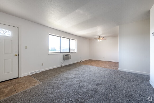 2BR, 1.5BA - 1040SF