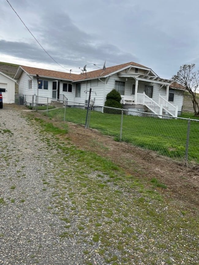 Building Photo - 4 bedroom 2 bath home on acreage