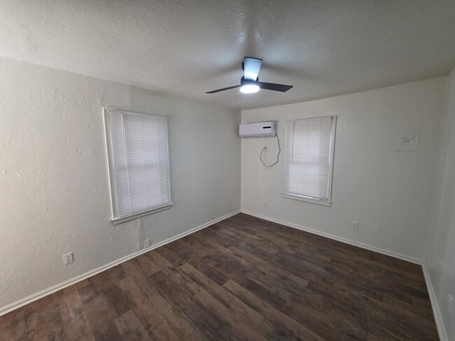 Photo - 314 W Marshall Dr