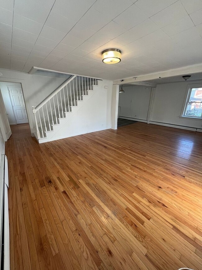 Building Photo - 3 Bedroom, 2 Bathroom Single Family Home i...