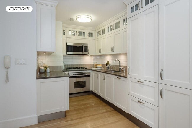 Photo - 27 W 72nd St