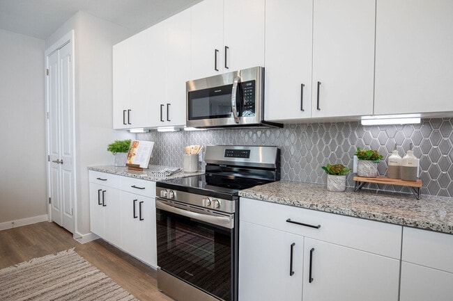 Photo - Get One Month FREE! Unidad E1