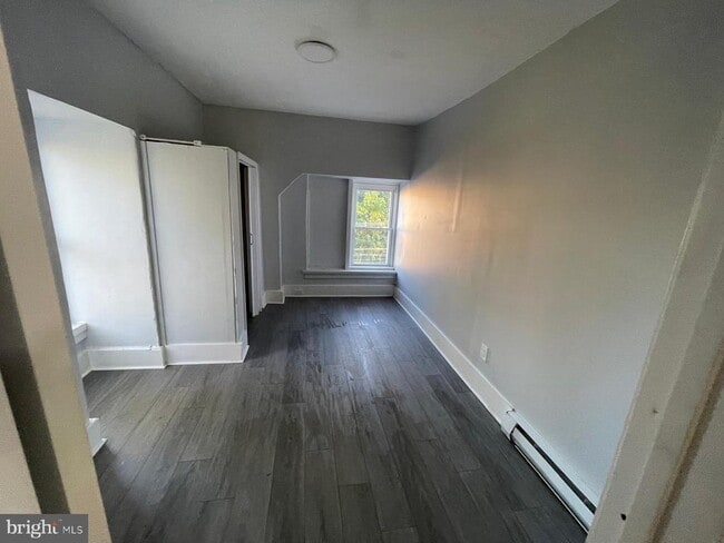 Building Photo - 2121 W 3rd St Unit 5